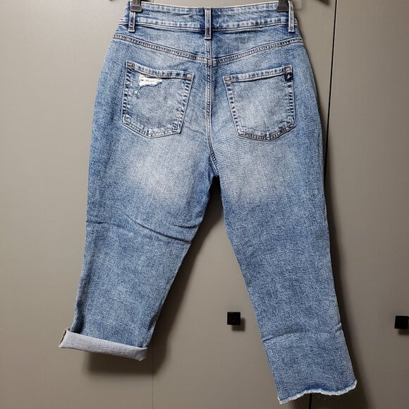 Maurices Curvy High-Rise Distressed Raw Hem Capri - Picture 3 of 9